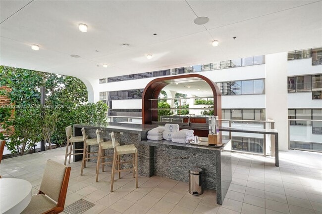 Building Photo - 2655 S Bayshore Dr