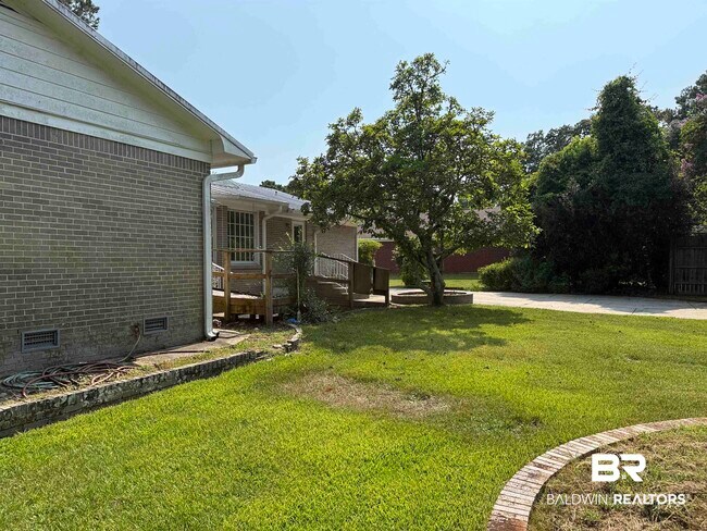 Building Photo - 110 Patrician Dr N