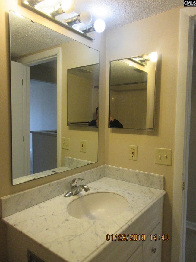 Building Photo - 1600 Park Cir