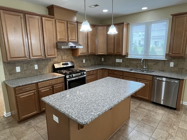 Building Photo - Spacious 4 Bed + Bonus Room Home in Concord