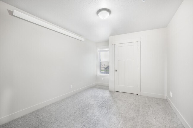 Building Photo - 6066 N Silver Fox Rd