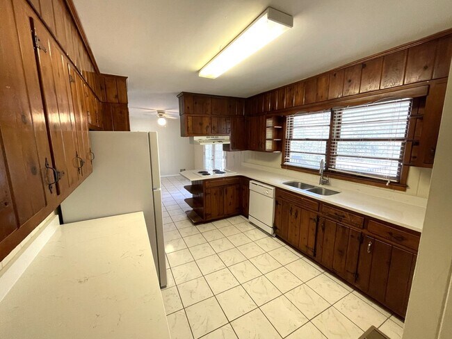 Building Photo - 5br House off S. Milledge (Available now o...