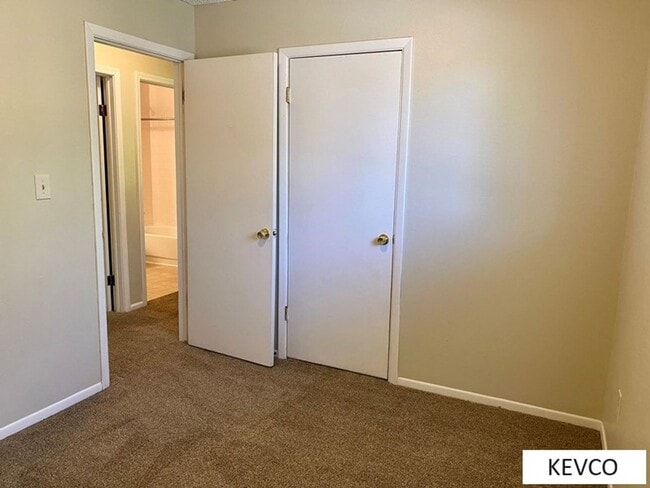 Building Photo - Incredible House and Yard!