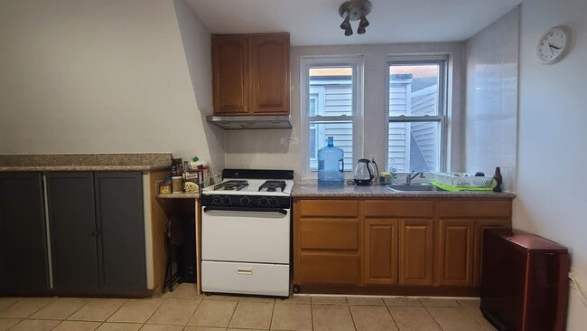 Building Photo - 42 49th St