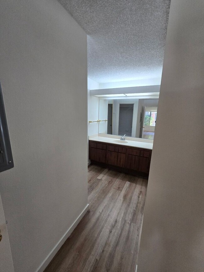 Building Photo - IRVINE 1 BEDROOM 1 BATH CONDO $2250