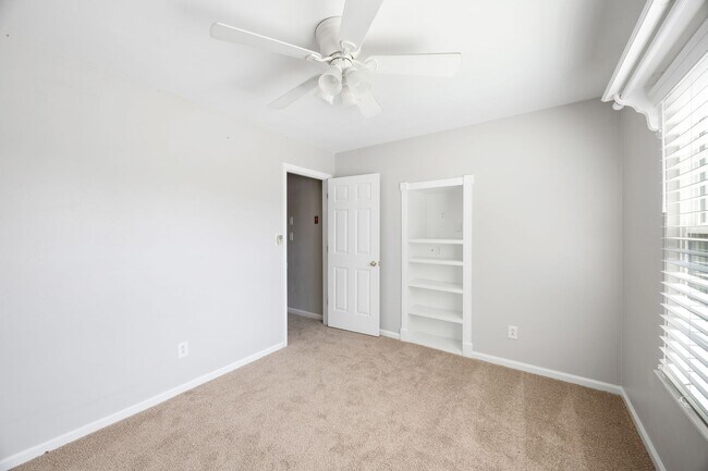 Building Photo - WOODLAKE