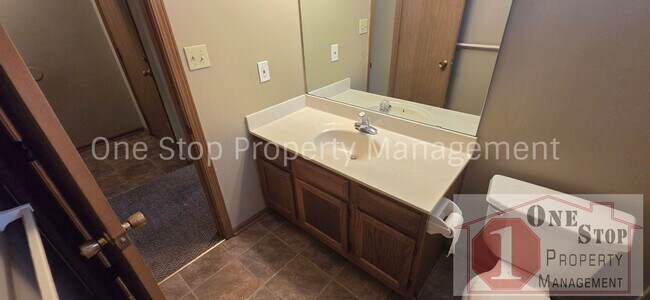Building Photo - 3 Bedroom 2 Bathroom Duplex with 1 car garage in KCMO
