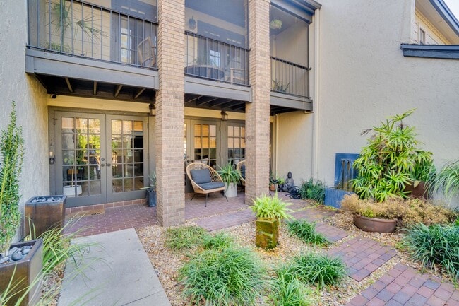 Building Photo - Exquisite 3 bedroom 2.5 bath two-story Executive Condo in Winter Park with 2-Car Garage