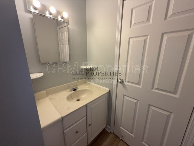 Building Photo - 1528 E Gimber St