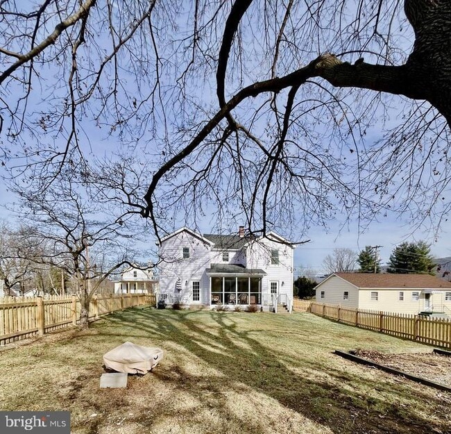 Building Photo - 1143 W Ridge St