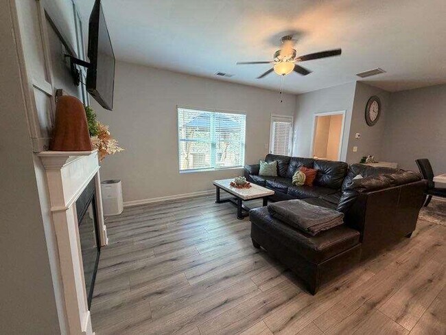 Building Photo - 7565 Knoll Hollow Rd