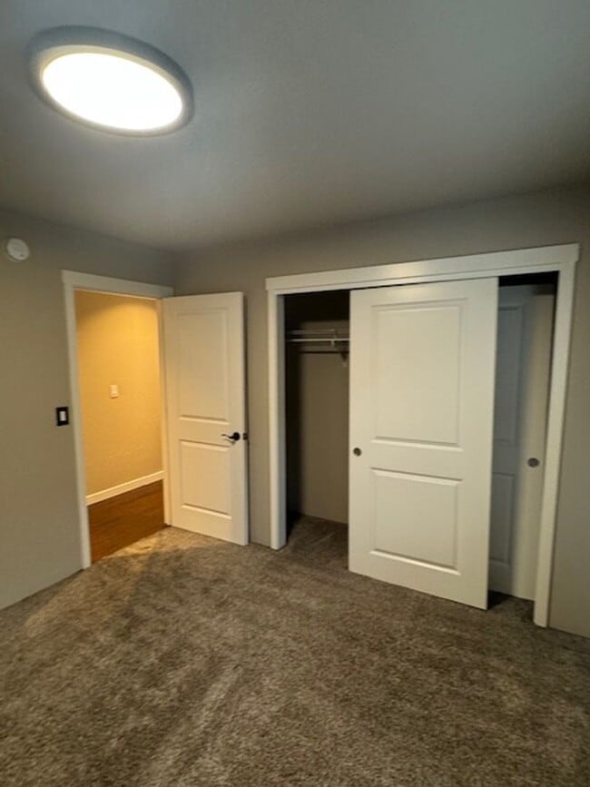 Building Photo - CUSTOM 3 BEDROOM, 2 BATH HOME NEAR SOUTH MEDFORD HIGH SCHOOL