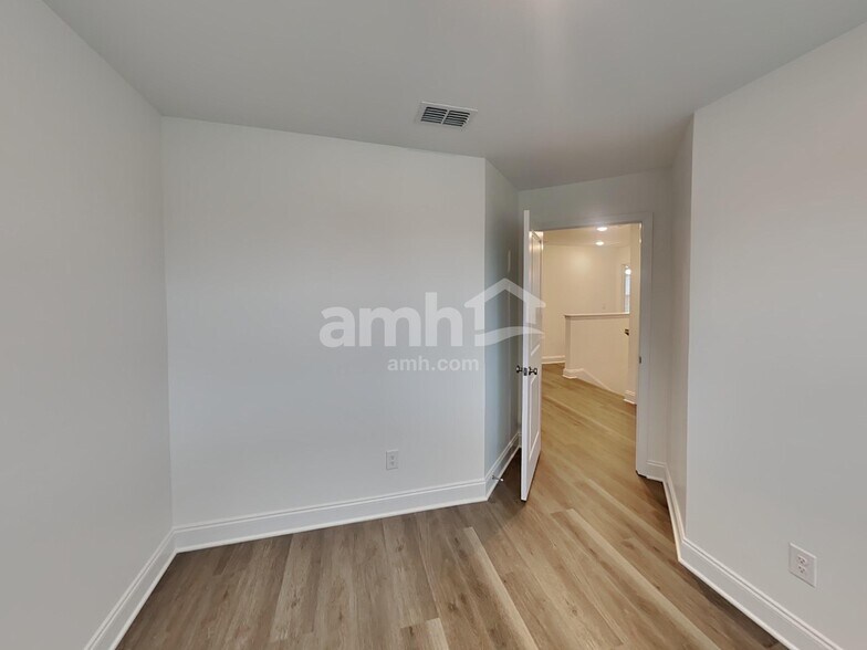 Building Photo - 6059 Rosemore Ln