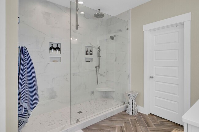 Building Photo - Impressive 4 bedroom home + office with el...