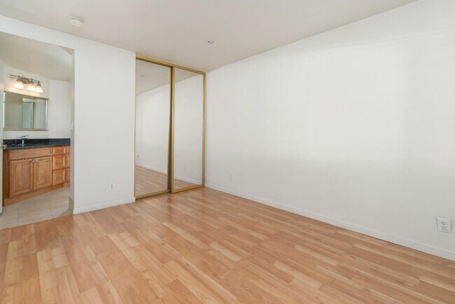Building Photo - 208 Sequim Common
