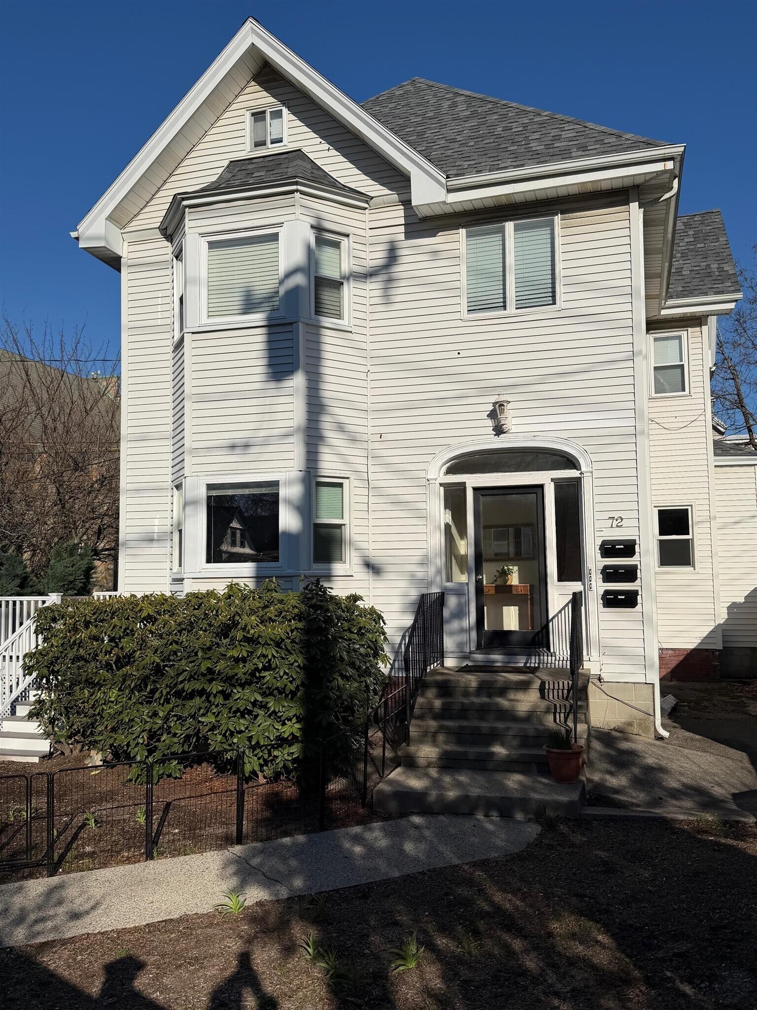 Building Photo - 72 College Ave