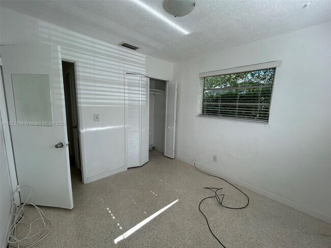 Building Photo - 4900 SW 28th Terrace