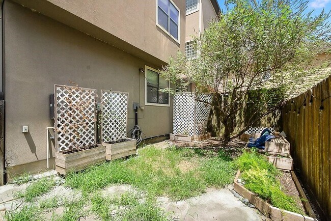 Building Photo - 1121 W 17th St