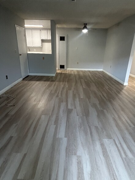 Building Photo - 309 E Elk Ave