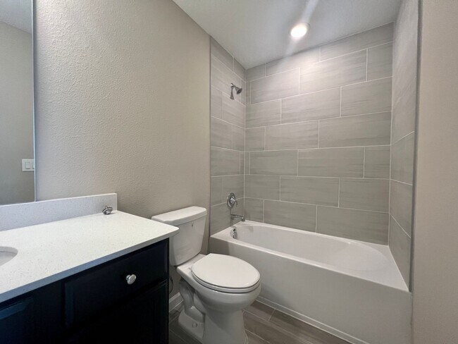 Building Photo - 2 Bedroom 2.5 bath Townhome in Beachwalk!