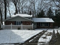 Building Photo - North Olmsted 3 bedroom 1 1/2 bath home