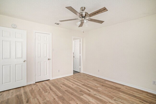 Building Photo - This charming 3-bedroom, 2-bathroom single...