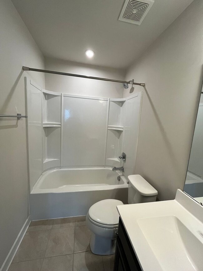 Building Photo - 3 Bed 2 Bath Townhome Located in Simpsonville