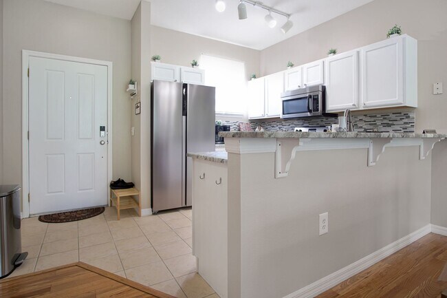 Building Photo - Modern 3-Bedroom, 2-Bath Townhouse near Ch...