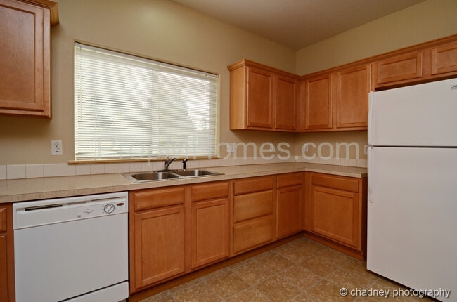 Building Photo - Spacious SE Portland 3 Bedroom Townhouse In Powellhurst-Gilbert Neighborhood