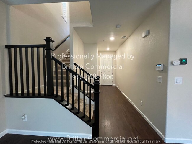 Building Photo - Gorgeous and Spacious 3 Bed 2.5 Bath Two-S...