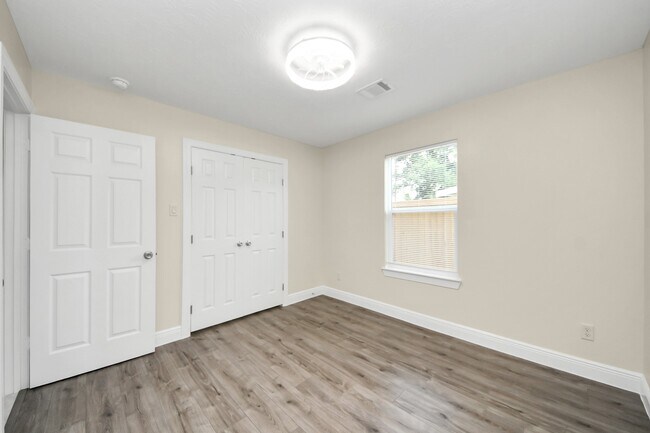 Building Photo - 7066 Villa Dr