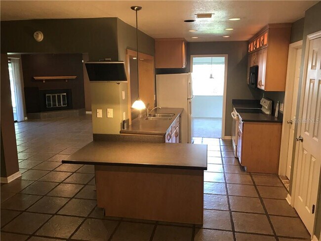 Building Photo - 852 Woodside Rd