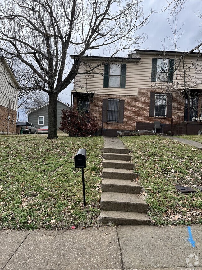 Building Photo - 2 BEDROOM 11/2 BATH TOWNHOME  MINUTES TO D...