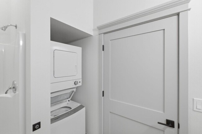 Building Photo - WINTER SPECIAL - NEWLY RENOVATED DOWNTOWN SALEM STUDIO