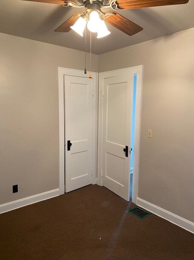 Building Photo - 2 bedroom and 2 bath house for rent