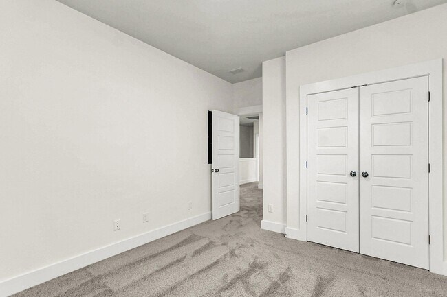 Building Photo - 254 Symphony Ave