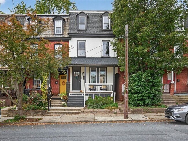 Building Photo - Gorgeous 4 Bedroom 2.5 Bathroom Available ...