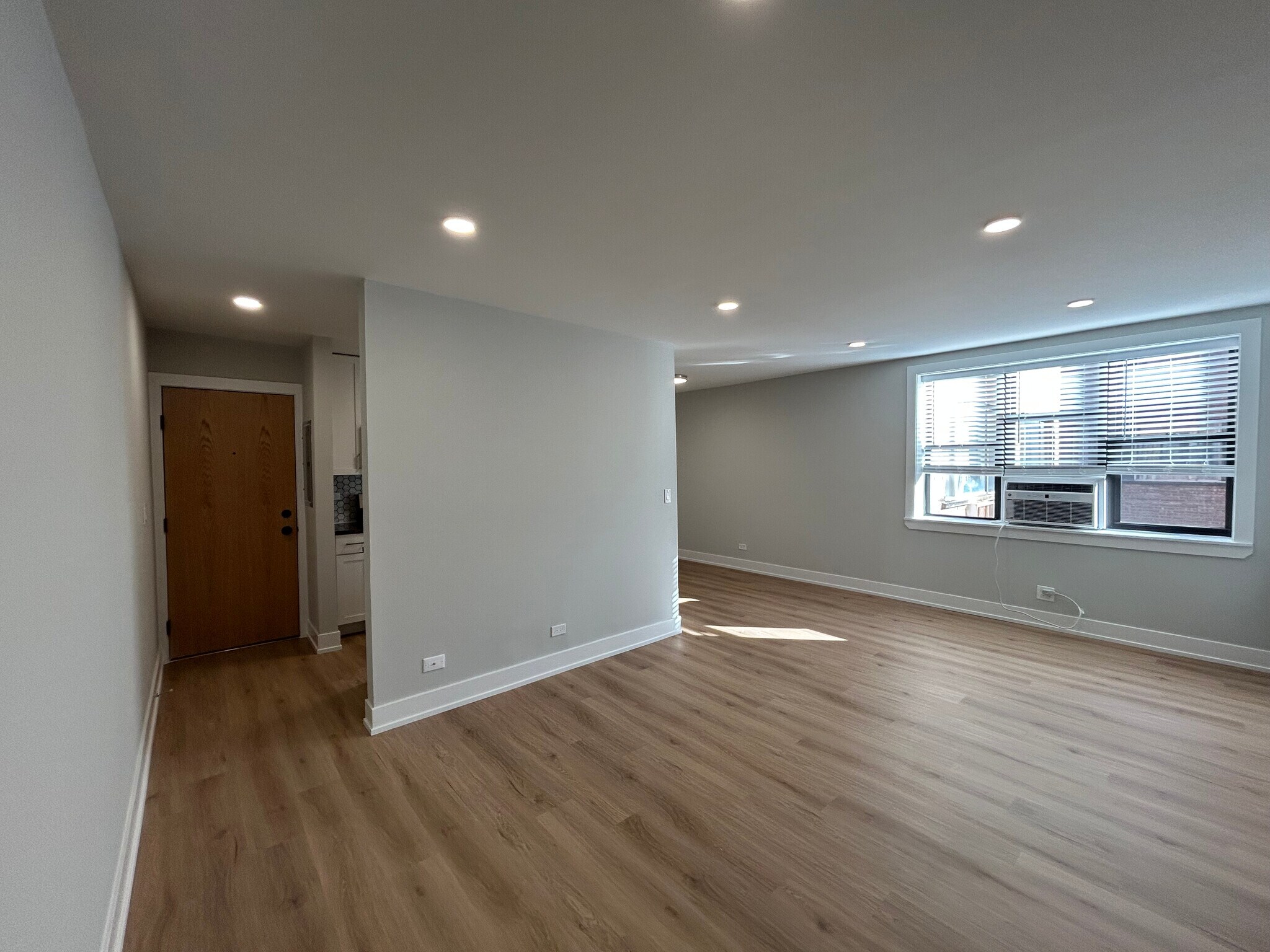 Building Photo - 540 W Aldine Ave