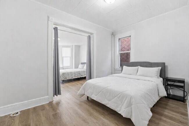 Building Photo - 335 47th St