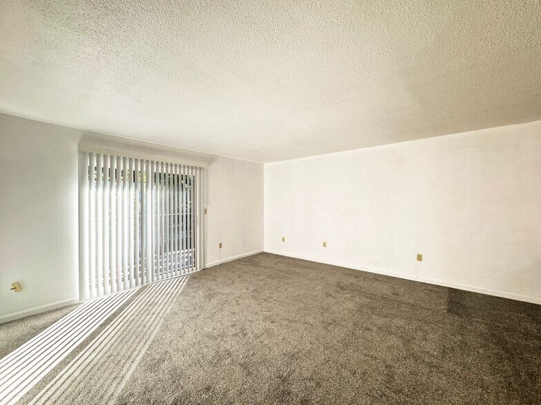Building Photo - 2148 Primrose Dr