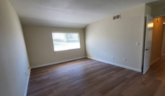 Building Photo - Spacious condo 55+ move in ready