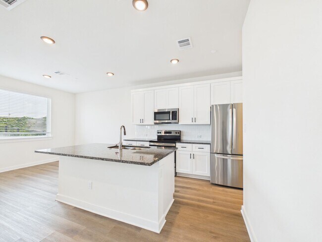 Building Photo - Great Townhouse with private yard