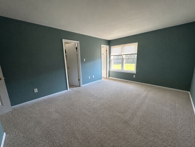 Building Photo - 913 Bernstein Ct