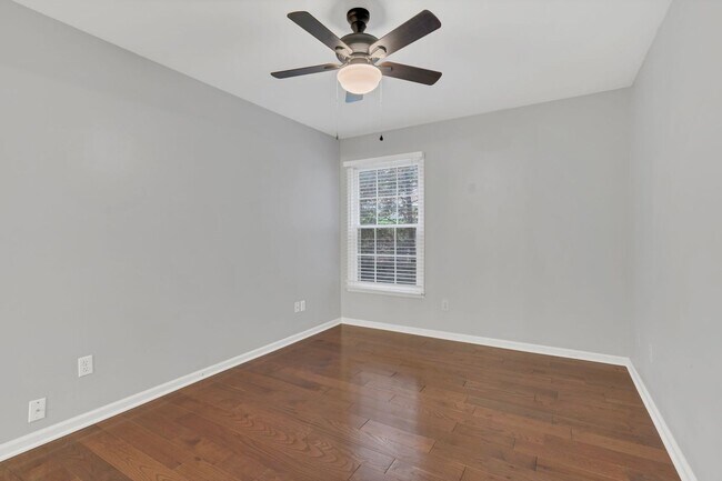 Building Photo - Walkable 2BR/2BA Condo Between Vanderbilt & Belmont + Modern Updates