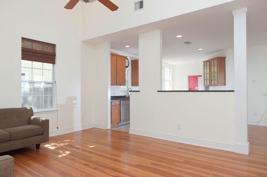Building Photo - 707 W 35th St