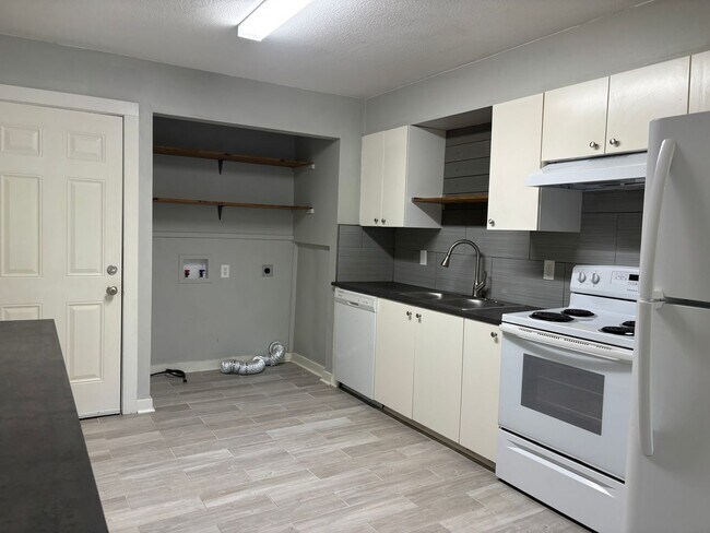 Building Photo - 810 E Oak Ave