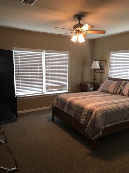 Building Photo - 1800 Ross St