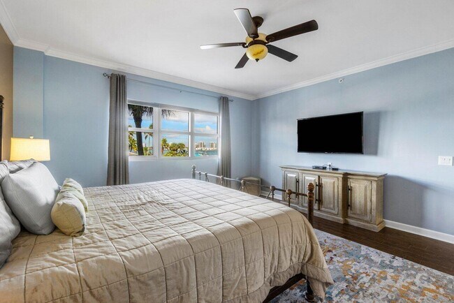 Building Photo - 2650 Lake Shore Dr