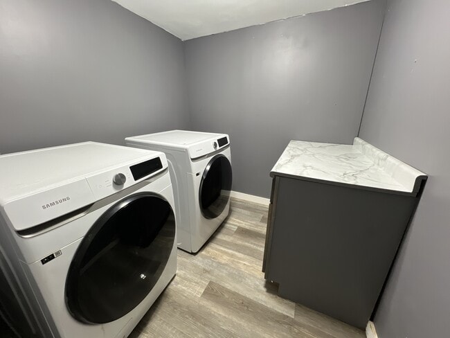 Building Photo - 2443 Division St