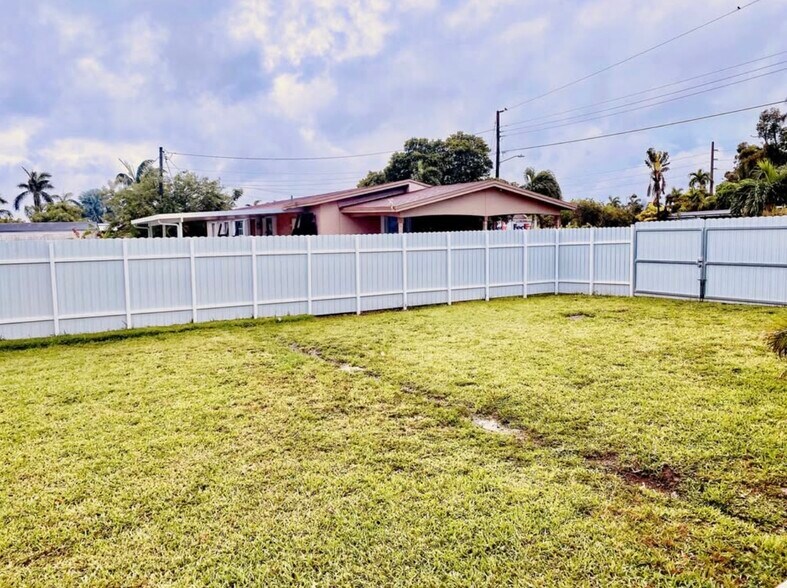 Building Photo - 6001 SW 116th Ave
